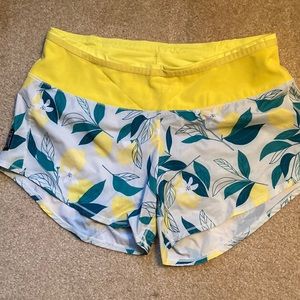 Oiselle Toolbelt Roga shorts - lemon tree print - size 6.
